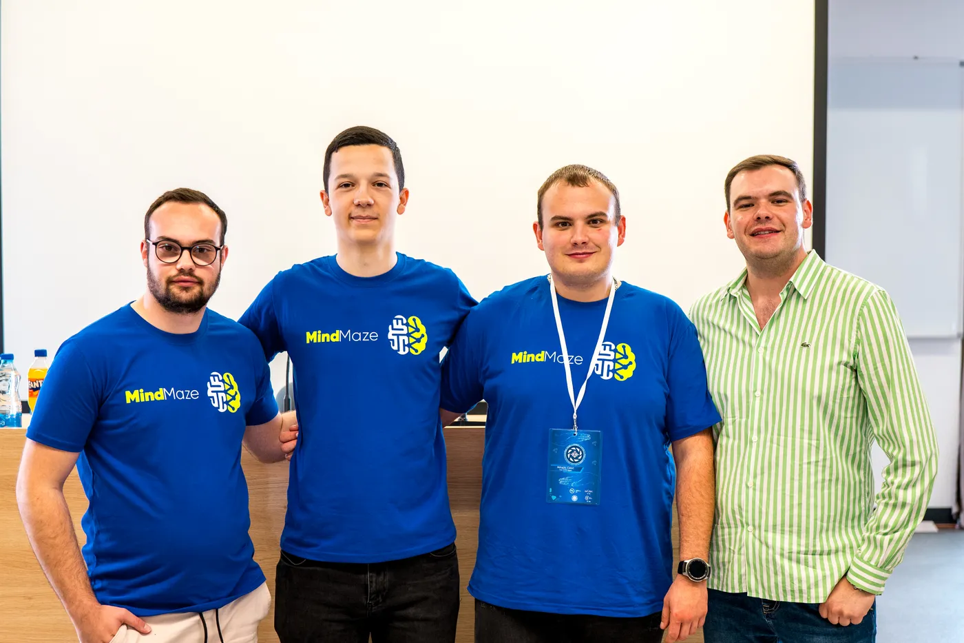 Tim Mind Maze u plavim majicama na EESTech Challenge-u 2024.