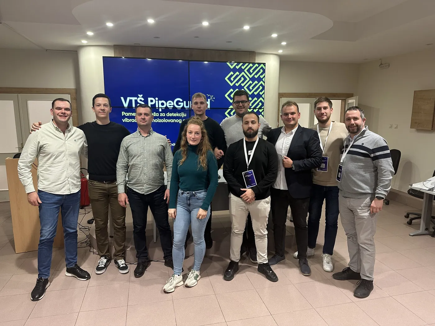Tim ispred ekrana sa projektom VTŠ PipeGuard na Simfinno Innovation hakatonu 2024.