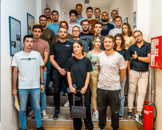Članovi VTŠ Apps Team-a na stepeništu Akademije u Nišu